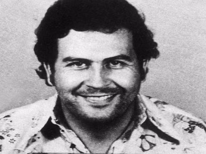 Mỗi tháng, Pablo Escobar chi khoảng 2.500 USD tiền dây chun buộc các cọc tiền.