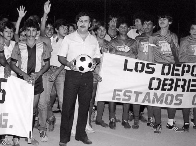 Trùm buôn lậu ma túy từng được ví là “Robin Hood” sau khi phân phát tiền cho người nghèo, xây dựng nhà cửa cho người vô gia cư, xây dựng 70 sân bóng cộng đồng và một sở thú.