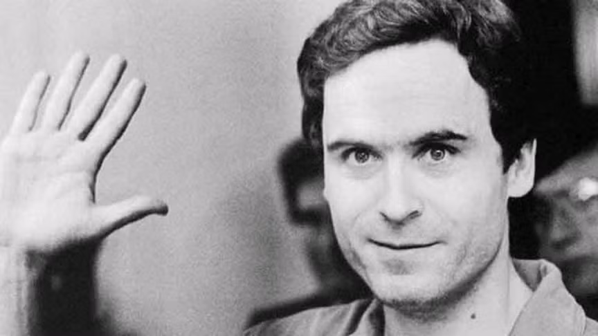 Ted Bundy là một kẻ giết người reo rắc nỗi khiếp sợ cho người dân nước Mỹ. Tổng cộng, hắn đã sát hại 35 cô gái trẻ. Ted đã bị bắt giữ vào năm 1978 và xử tử năm 1979.