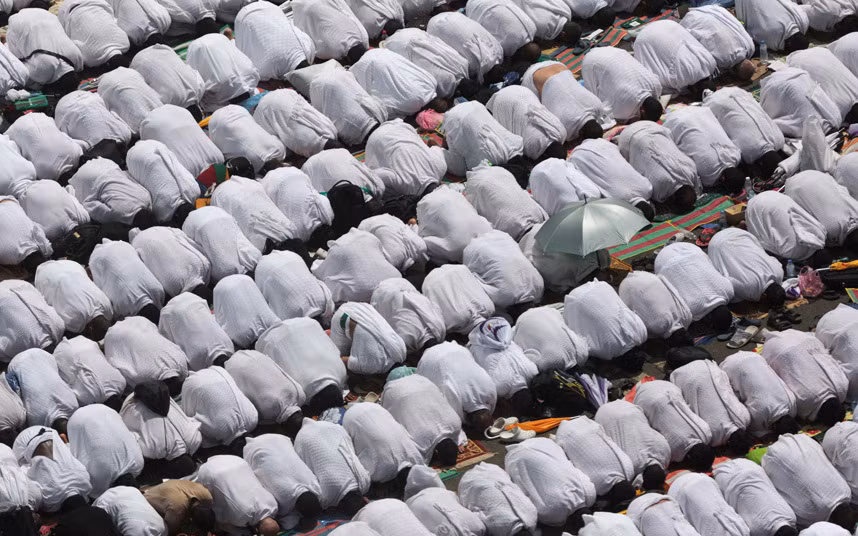 Lễ hành hương Hajj 2015 kéo dài 5 ngày, bắt đầu từ ngày 22/9. Các tín đồ nam sẽ mặc quần áo vải màu trắng biểu tượng cho sự khiêm tốn và bình đẳng trong khi các tín đồ nữ phải trùm đầu, mặc quần áo rộng và không được trang điểm hay xịt nước hoa.