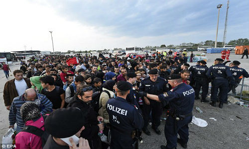 Cảnh sát Áo trao đổi với các di dân tại một trung tâm ở Nickelsdoft.