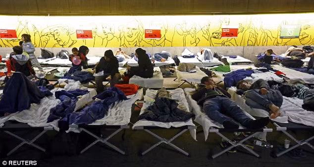 Người tị nạn tại một bãi đỗ xe ngầm trong ga tàu ở Salzburg.