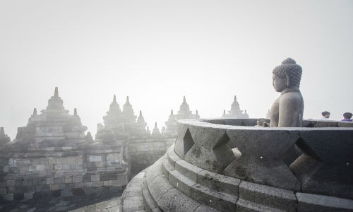 Borobudur là một ngôi đền Phật giáo lớn ở đảo Java, Indonesia. Sau khi vương triều Phật giáo Sailendra sụp đổ, ngôi đền tháp Borobudur đã bị bỏ hoang và lãng quên trong suốt 10 thế kỷ. Vào năm 1814, một phái đoàn các nhà khoa học châu Âu đã nghiên cứu và trùng tu ngôi đền.