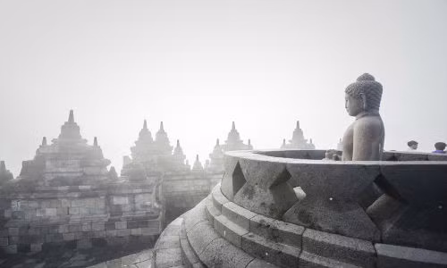 Borobudur là một ngôi đền Phật giáo lớn ở đảo Java, Indonesia. Sau khi vương triều Phật giáo Sailendra sụp đổ, ngôi đền tháp Borobudur đã bị bỏ hoang và lãng quên trong suốt 10 thế kỷ. Vào năm 1814, một phái đoàn các nhà khoa học châu Âu đã nghiên cứu và trùng tu ngôi đền.