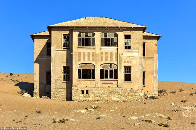 Thị trấn Kolmanskop, Namibia cũng đã bị bỏ hoang từ lâu.
