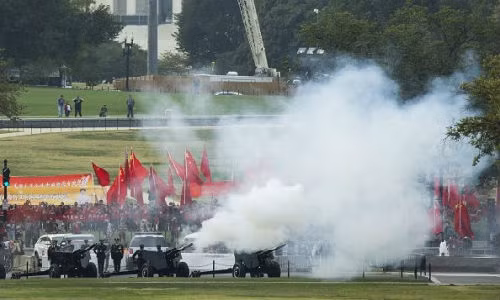 21 phát đại bác đã được bắn trong lúc Tổng thống Mỹ Barack Obama chào đón nhà lãnh đạo Trung Quốc.