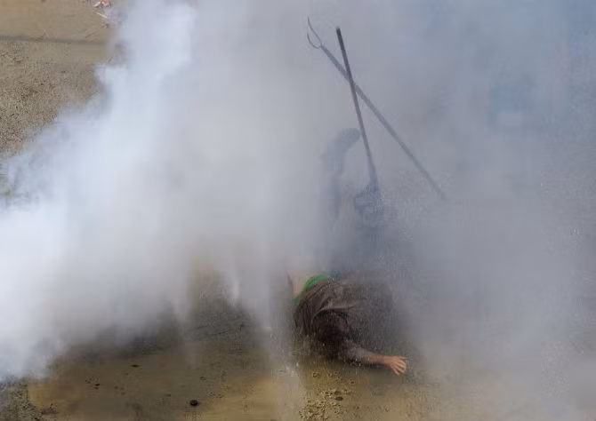 Một người nông dân ngã xuống đường trong cuộc đụng độ với cảnh sát chống bạo động ở bên ngoài trụ sở Hội đồng Châu Âu ngày 7/9.