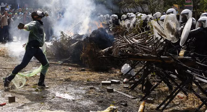 Đụng độ giữa cảnh sát và nông dân biểu tình.