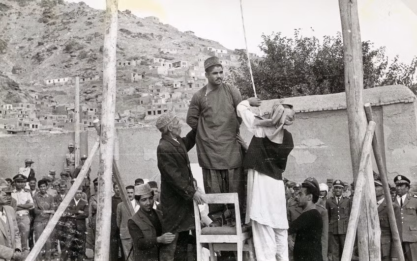 Abul Djabar bị kết tội cưỡng hiếp và giết 65 bé trai vào cuối những năm 60 tại Afghanistan. Hắn dùng khăn xếp siết cổ nạn nhân đến chết. Abul bị treo cổ vào năm 1970.