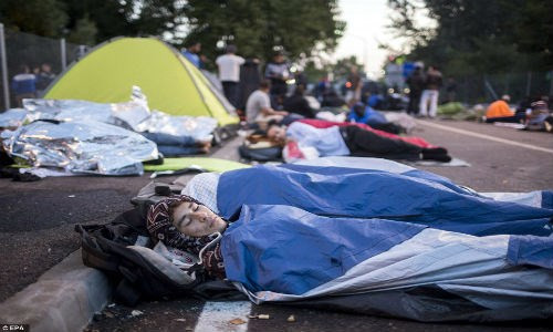 Ngày 15/9, Hungary chặn điểm vượt biên chính của di dân từ Serbia nhằm ngăn chặn dòng người tị nạn từ Trung Đông ồ ạt đổ vào nước này. Ảnh: Di dân ngủ trên đường và vỉa hè gần biên giới Hungary – Serbia.