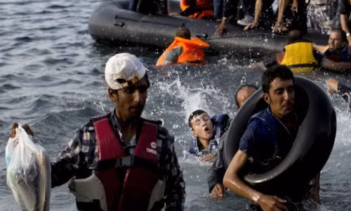 Sáng 15/9, con thuyền chở hơn 230 người khởi hành từ thị trấn Datca, Thổ Nhĩ Kỳ bị lật úp trên biển Aegean, khiến ít nhất 22 người thiệt mạng, trong đó có bốn trẻ em. Ảnh: Di dân đến được đảo Lesbos, Hy Lạp ngày 9/9.