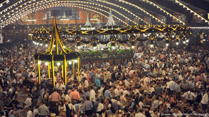 Lễ hội bia Oktoberfest chắc chắn không tránh khỏi sự chen lấn.