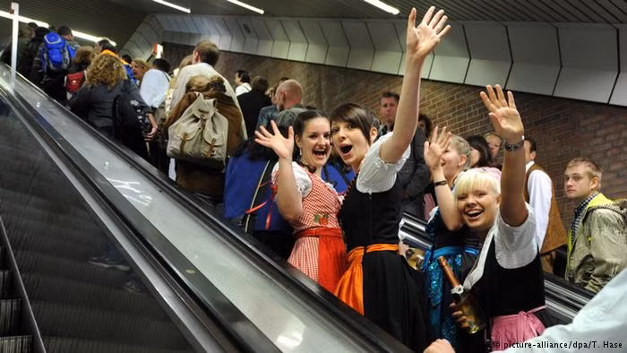 Thang cuốn chạy nhanh ngang tàu lượn siêu tốc: Vào những ngày lễ hội bia diễn ra, các thang cuốn sẽ hoạt động với vận tốc khoảng 0,68m/s. Vì vậy, bạn nên nhớ bám chặt khi đi thang cuốn.