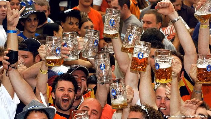 Bạn thức dậy vào hôm sau và không hiểu tại sao những quần áo dính bẩn, ví trống rỗng, đầu óc khó chịu? Đó chính là vì bạn đang ở lễ hội Oktoberfest.