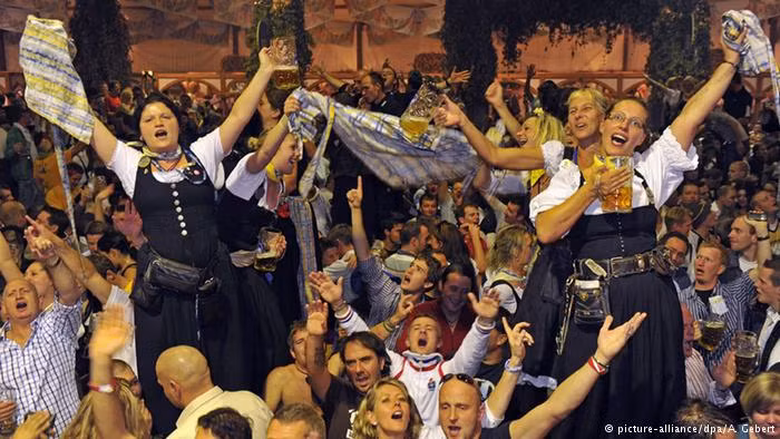 Cảm giác “phiêu”: Sau khi uống cốc bia thứ hai, chắc hẳn bạn sẽ có cảm giác đang đứng trên những chiếc ghế dài và lắc lư theo điệu nhạc cùng những người hoàn toàn xa lạ. Thậm chí bạn có thể ngâm nga một bài hát Đức mà trước đây bạn chưa từng nghe.