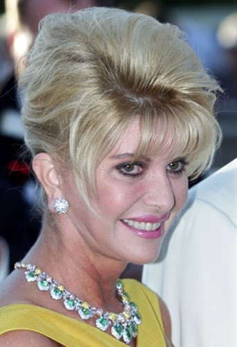 Ivana Trump từng là vận động viên Olympic và người mẫu thời trang nổi tiếng. Bà là người vợ đầu tiên của ứng viên Tổng thống Mỹ Donald Trump. Hai người kết hôn năm 1977 và li dị năm 1992 nhưng bà vẫn giữ lại họ Trump nổi tiếng.