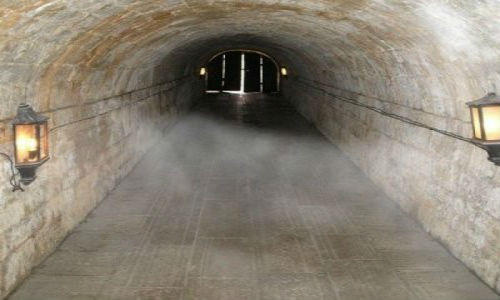 Theo tờ Siberian Times, đường hầm này do quân đội Đông Bắc, một lực lượng du kích Trung Quốc chống nhà nước Mãn Châu của Nhật, xây dựng vào khoảng năm 1930 và đưa vào sử dụng 3 năm sau đó.