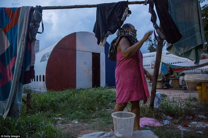 Mọi sinh hoạt của những gia đình khó khăn này đều diễn ra trong khu nghĩa địa máy bay.