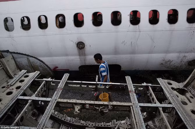 Người đàn ông xách nước về nhà phục vụ cho sinh hoạt trong gia đình.