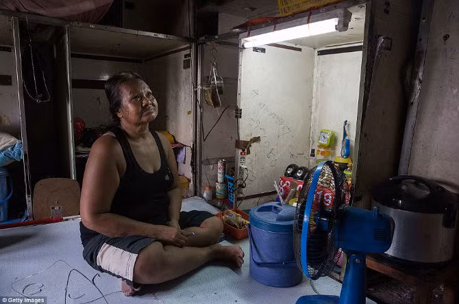 Các gia đình nấu nướng ở một góc trong “ngôi nhà” tạm bợ giữa thủ đô.