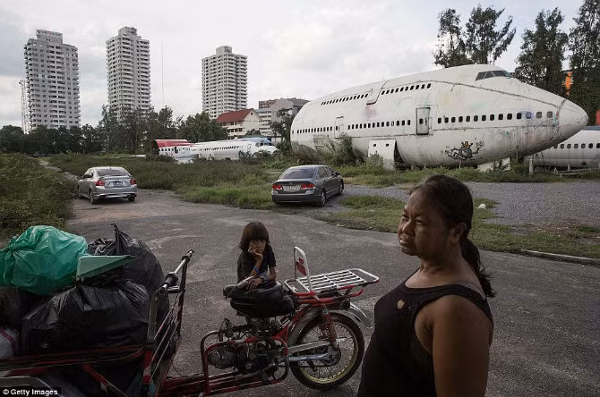 Chiếc xe chở đồ này là công cụ sinh nhai của những người dân sống trong nghĩa địa máy bay.