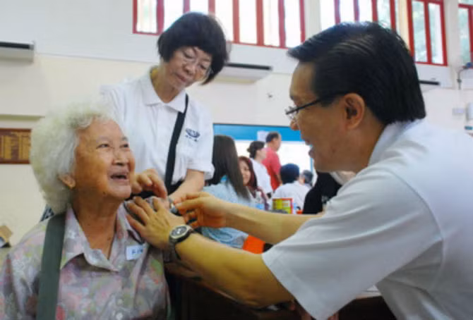 Tuổi thọ trung bình của người dân Singapore cũng ngang bằng với Thụy Sĩ. Một trong những yếu tố giúp người dân nơi đây sống thọ là chính sách trợ cấp y tế cho người dân có thu nhập thấp, giá cả phải chăng, môi trường xanh sạch và an ninh cao. Ngoài ra, GDP của Singapore cũng thuộc hàng cao trên thế giới.