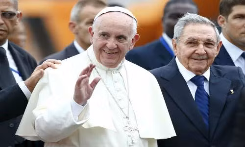 Trước đó, ngày 19/9, Giáo hoàng Francis đã có chuyến thăm lịch sử tới Cuba. Ảnh: Giáo hoàng Francis được Chủ tịch Cuba Paul Castro đón tiếp khi ông tới sân bay La Habana ngày 19/9.