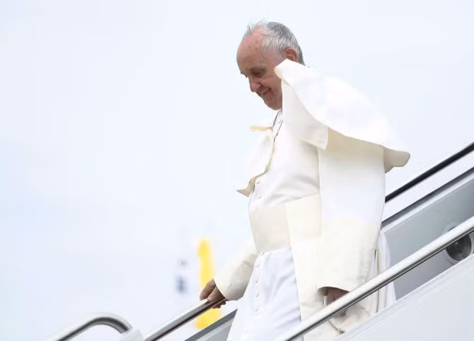 Vị Giáo hoàng người Mỹ Latinh đầu tiên bước xuống máy bay, bắt đầu chuyến thăm Mỹ vào ngày 22/9. 