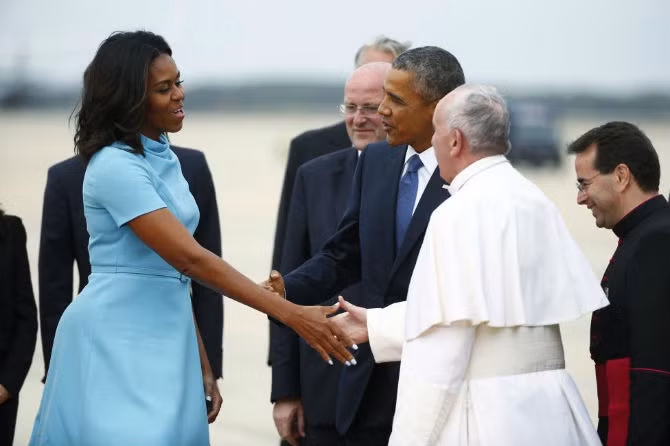 Đệ nhất phu nhân Michell Obama chào mừng Đức giáo hoàng Francis đến thăm Mỹ.