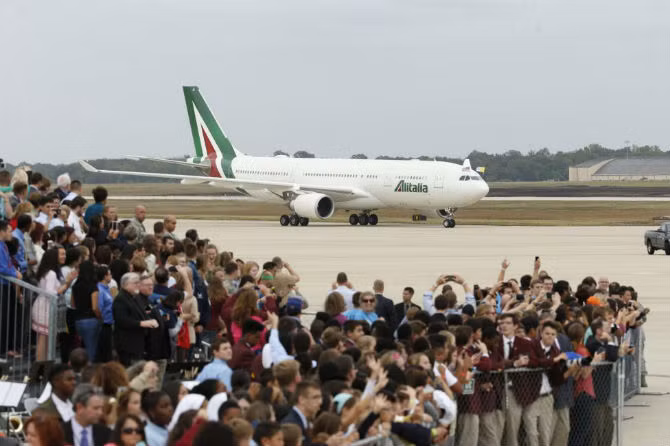 Ngày 22/9 (giờ địa phương), chiếc máy bay chở Giáo hoàng Francis hạ cánh xuống Căn cứ Không quân Andrews, ngoại ô Washington, Mỹ. Rất đông người đã có mặt tại đây để chào đón Đức giáo hoàng.
