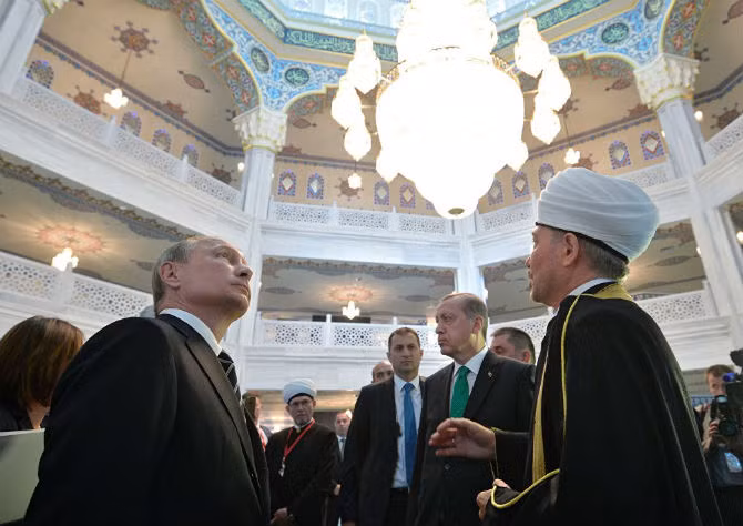 Sau khi được xây dựng lại, nhà thờ Hồi giáo Cathedral Mosque được mở rộng gấp 20 lần, với tổng diện tích mặt sàn là hơn 19.000 m2. Nhà thờ mới có sức chứa lên tới 10 nghìn tín đồ. Ảnh: Tổng thống Putin (trái) bên trong nhà thờ Hồi giáo.