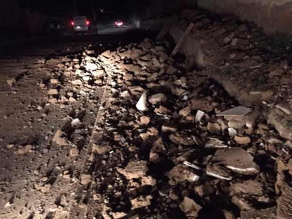 Đống đổ nát sau dư chấn động đất.