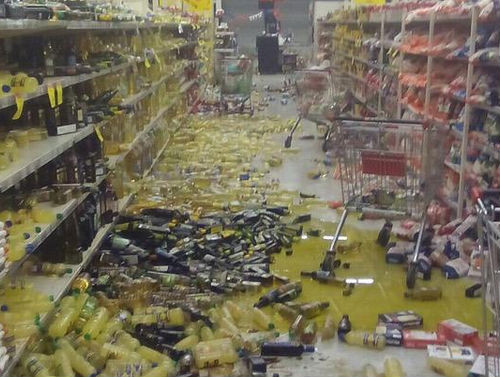 Hàng hóa trong một siêu thị rơi xuống nền nhà.