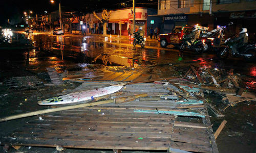 Đường phố tan hoang ở Valparaiso, Chile.