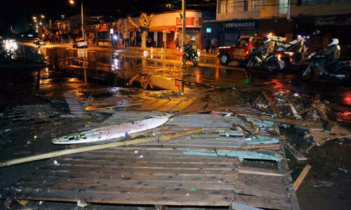 Đường phố tan hoang ở Valparaiso, Chile.