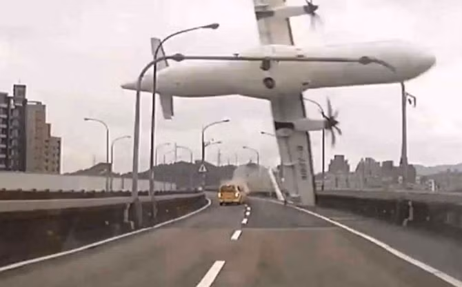 Ngày 4/2, chỉ 37 giây sau khi cất cánh, chiếc máy bay của hãng hàng không TransAsia Airways chở 58 người đã rơi xuống một đường cao tốc ở Đài Loan (Trung Quốc). Vụ tai nạn hàng không đã khiến 43 người thiệt mạng.