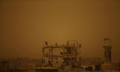 Bầu trời chuyển màu vì bão cát ở dải Gaza.