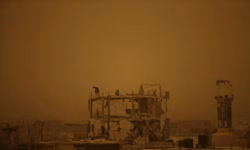 Bầu trời chuyển màu vì bão cát ở dải Gaza.