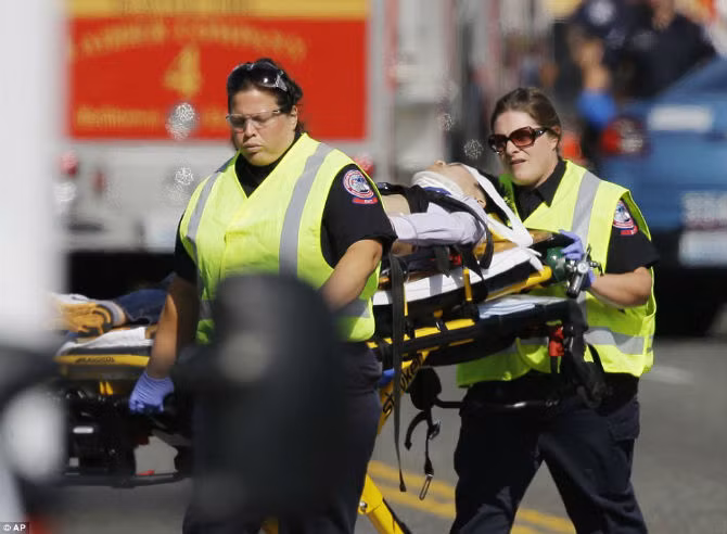 Canh xe buyt cho 29 sinh vien Viet gap nan o My-Hinh-9