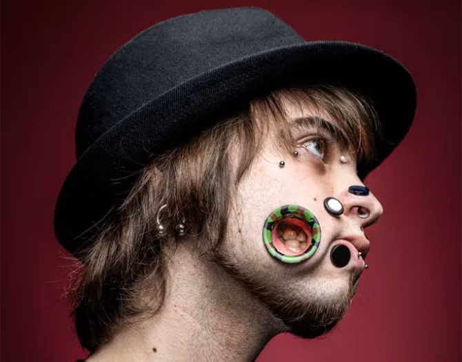 Joel Miggler là người đục nhiều lỗ trên mặt nhất.