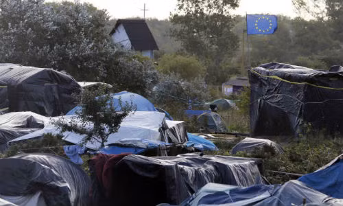 Quang cảnh mộc góc khu trại New Jungle dành cho những người tị nạn ở Calais, Pháp.