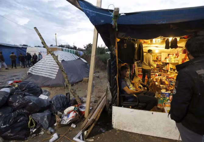 Một cửa hàng tạm bợ gần khu trại tị nạn New Jungle ở thành phố Calais ngày 18/9.