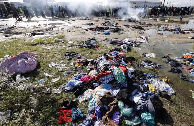 Quần áo và các vật dụng cá nhân của những người tị nạn rải rác trên nền đất tại khu trại New Jungle ở thành phố Calais, Pháp, ngày 19/9.