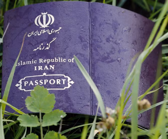 Hộ chiếu của một công dân Iran bị bỏ lại trên cánh đồng tại khu lều trại New Jungle.