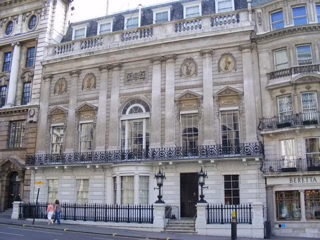 Được xây dựng vào năm 1693 tại London, Anh, Whites Gentlemens là câu lạc bộ bí ẩn nhất thế giới và chỉ dành cho đàn ông.