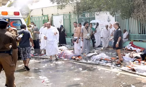 Thi thể người hành hương la liệt sau vụ giẫm đạp tại Mina. (Nguồn: Reuter/ TTXVN)