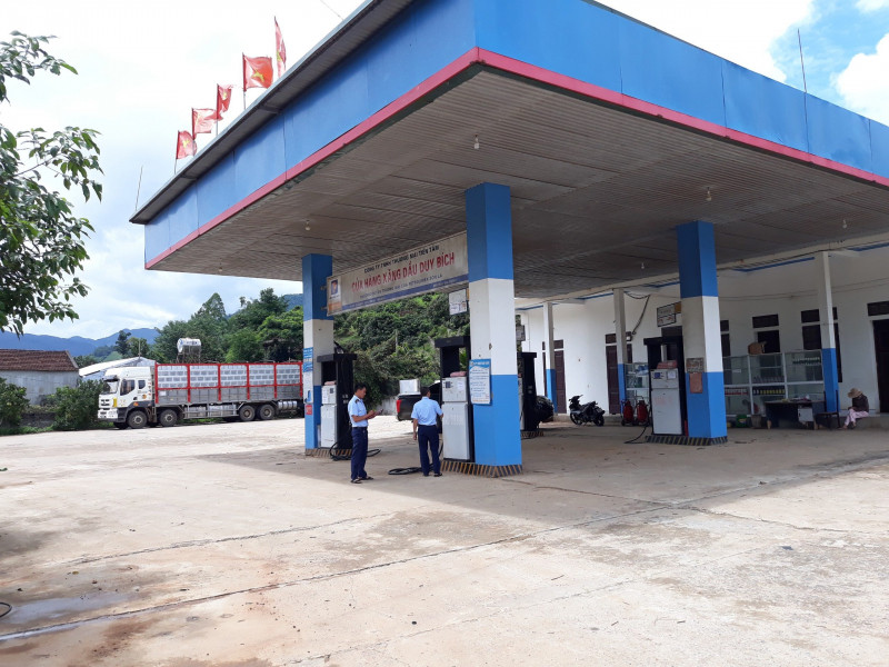 Lien tiep phat hien cay xang tu y dieu chinh gia, truc loi khach hang