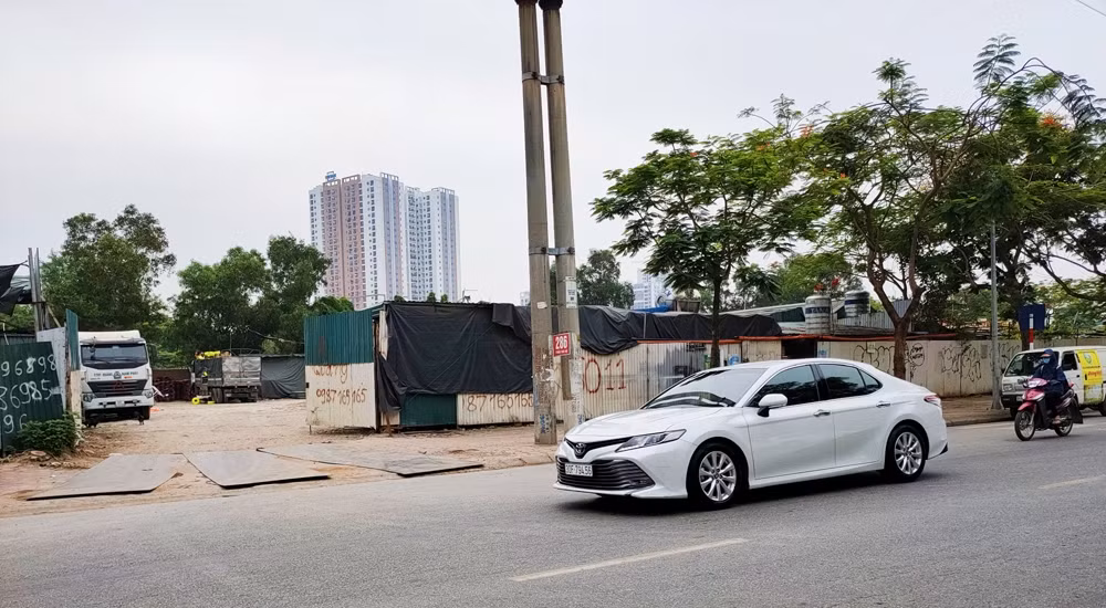 Các lô đất biến tướng thành nhiều bãi trông giữ xe.