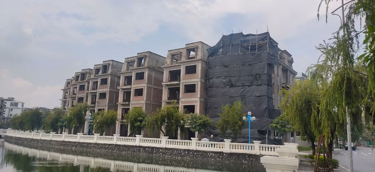 Các khu biệt thự, nhà liền kề mới đang được xây dựng có kiến trúc khá đẹp.