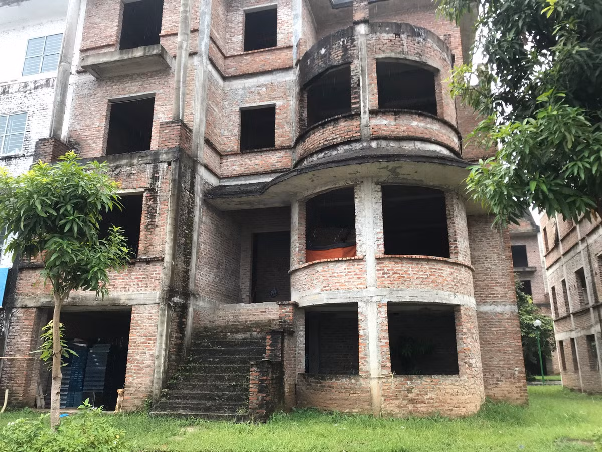 Đến nay, nhiều biệt thự, nhà liền kề đã được xây dựng phần thô, song đang bị bỏ hoang, hư hỏng, lãng phí.